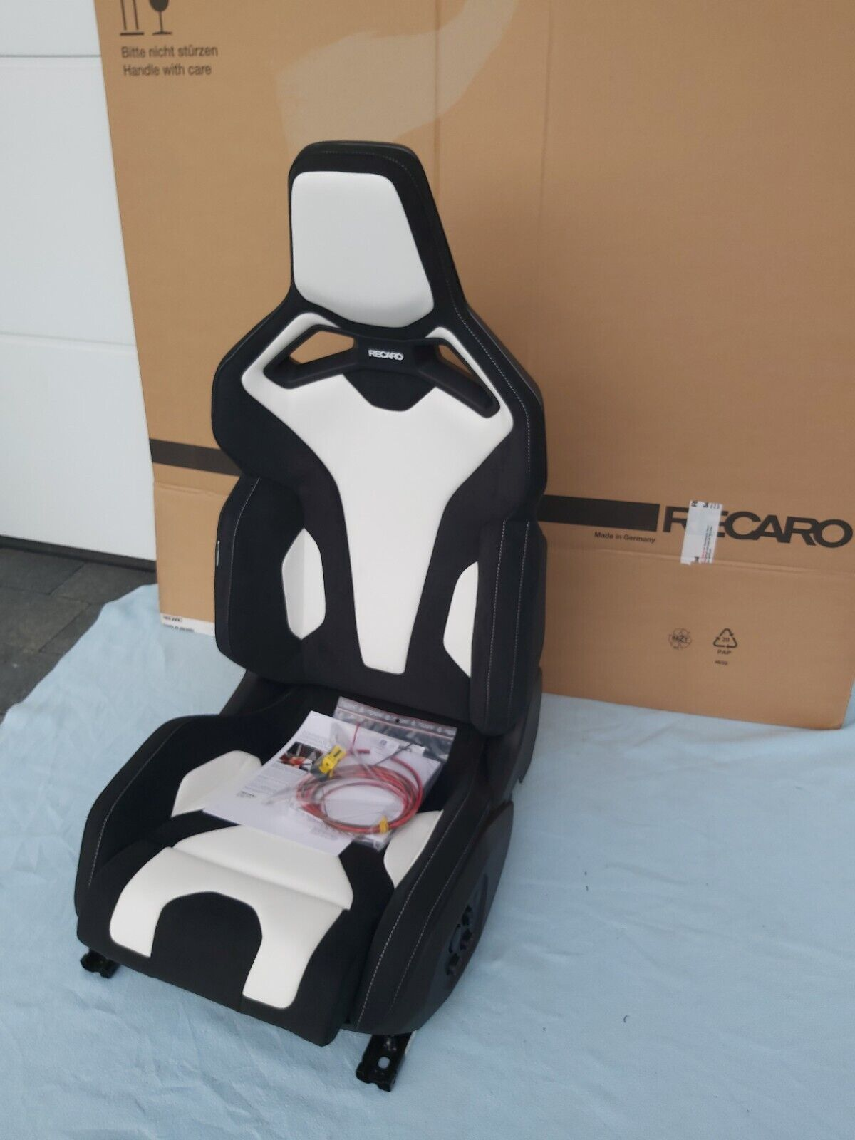 Recaro Sport C Leather White / Dinamica Black (5-Door)