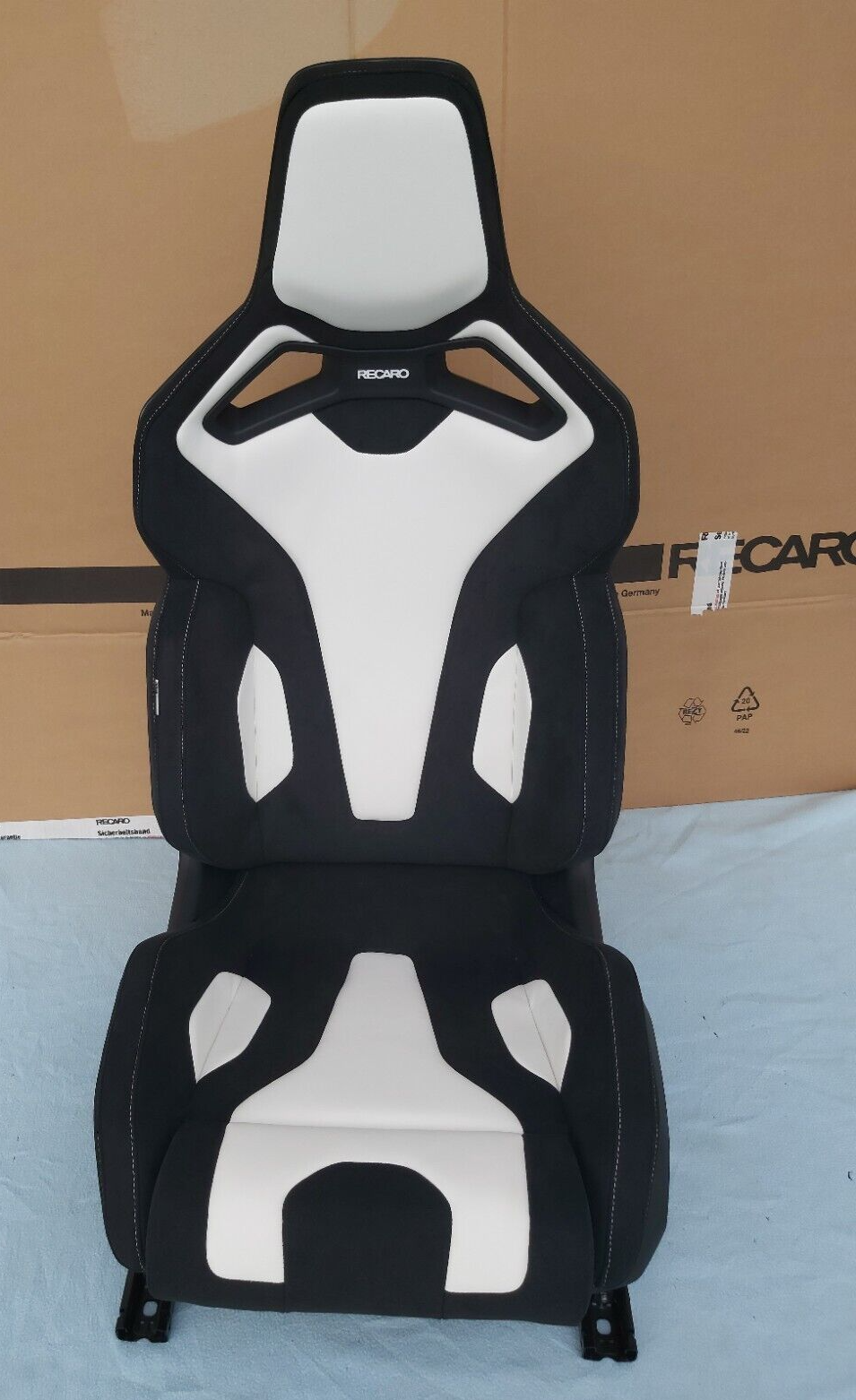 Recaro Sport C Leather White / Dinamica Black (5-Door)