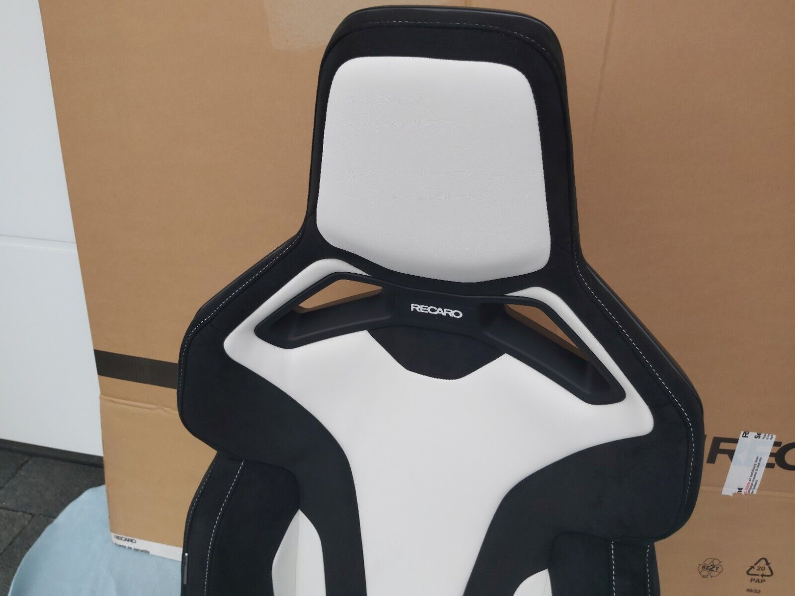 Recaro Sport C Leather White / Dinamica Black (5-Door)