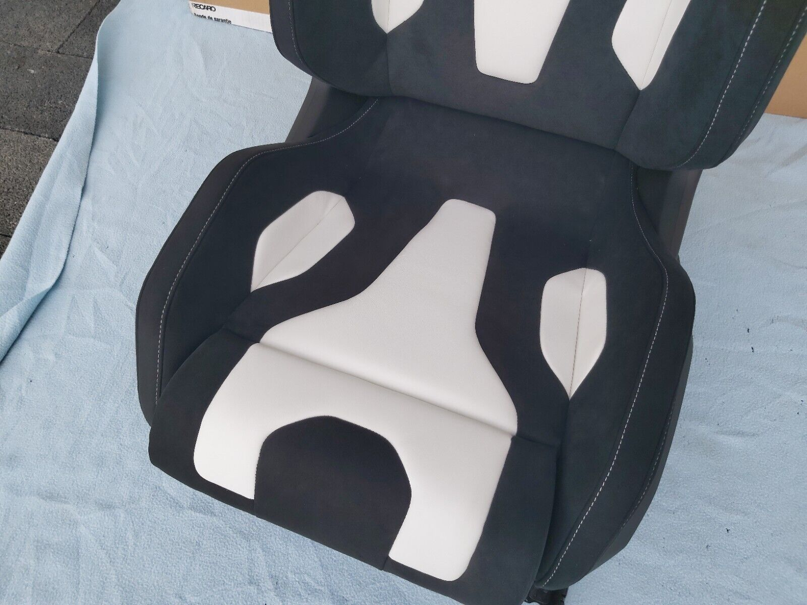 Recaro Sport C Leather White / Dinamica Black (5-Door)