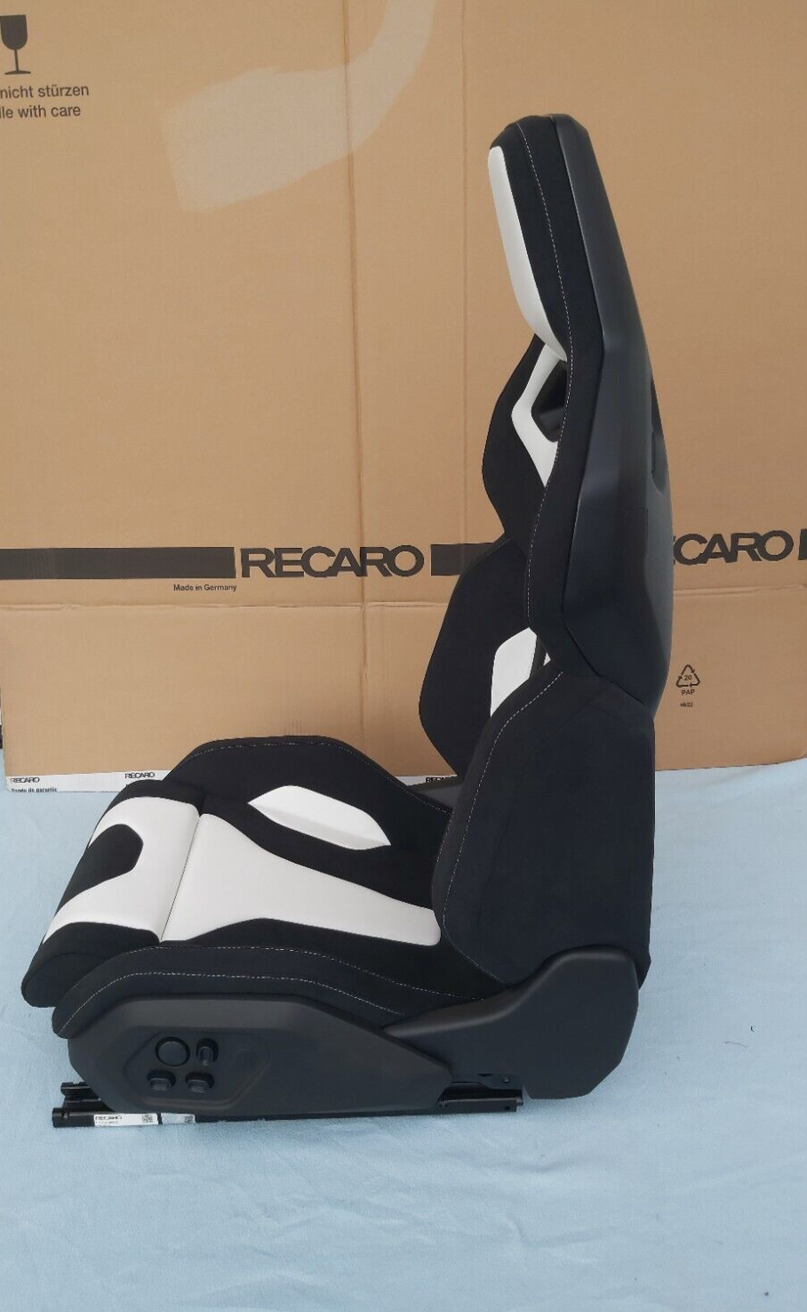 Recaro Sport C Leather White / Dinamica Black (5-Door)