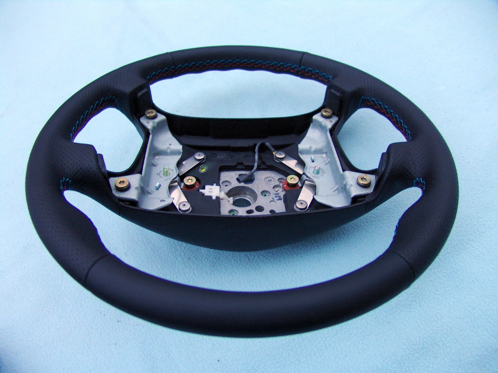 BMW E36 M3 STEERING WHEEL, NEW PLAIN / PERFORATED NAPPA LEATHER AND 3 COLOR STITCHING